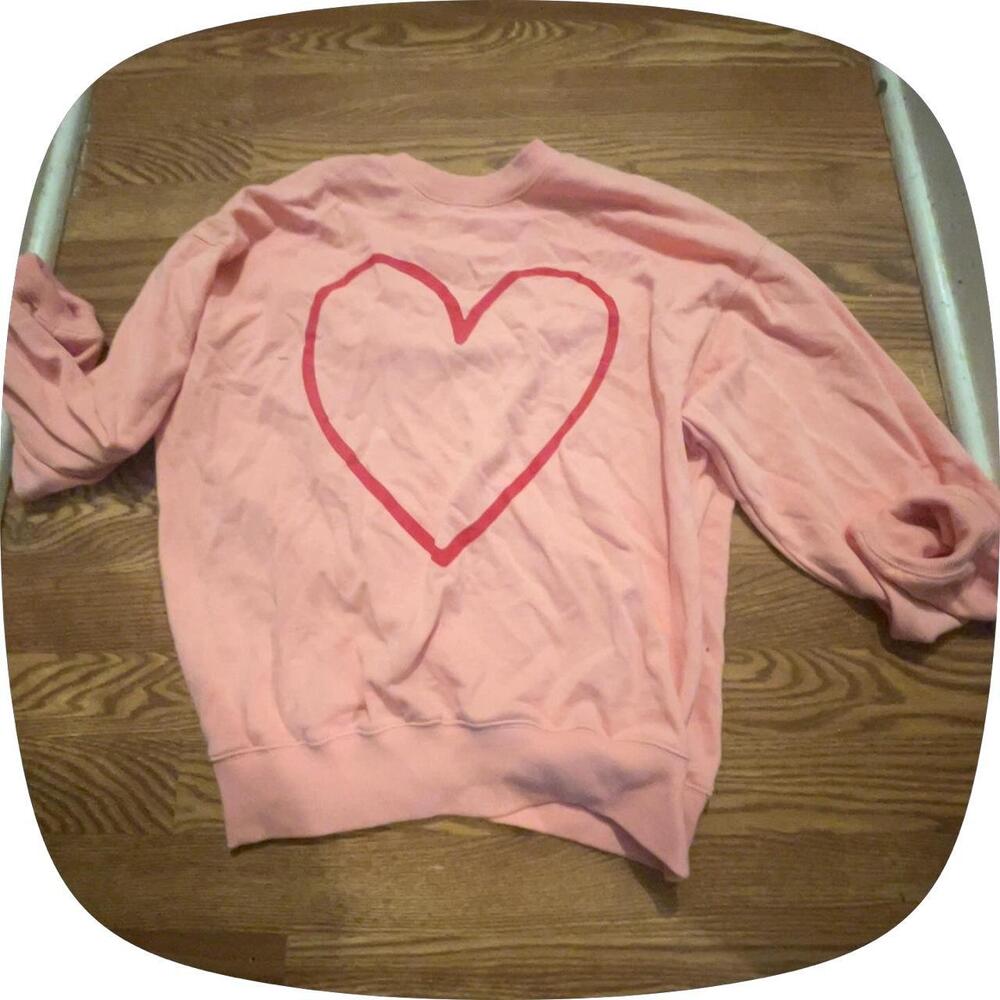 Pink crewneck sweatshirt with red heart outline, size S #heart #crewneck